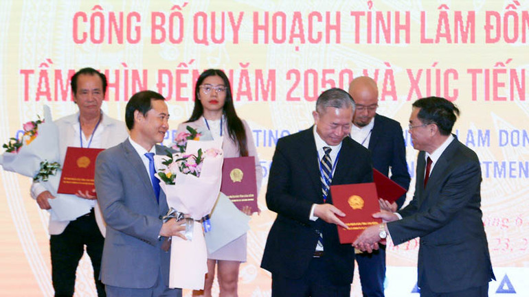 Phó Chủ tịch Ủy ban nhân dân tỉnh Lâm Đồng Võ Ngọc Hiệp (bìa phải) trao chứng nhận đăng ký đầu tư cho các doanh nghiệp đầu tư vào Lâm Đồng.