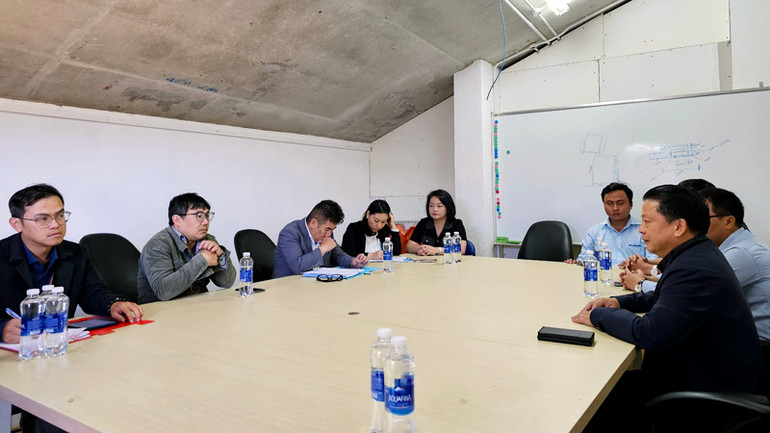 Chính quyền, cơ quan chức năng địa phương và chủ đầu tư, nhà thầu thi công họp tại hiện trường.