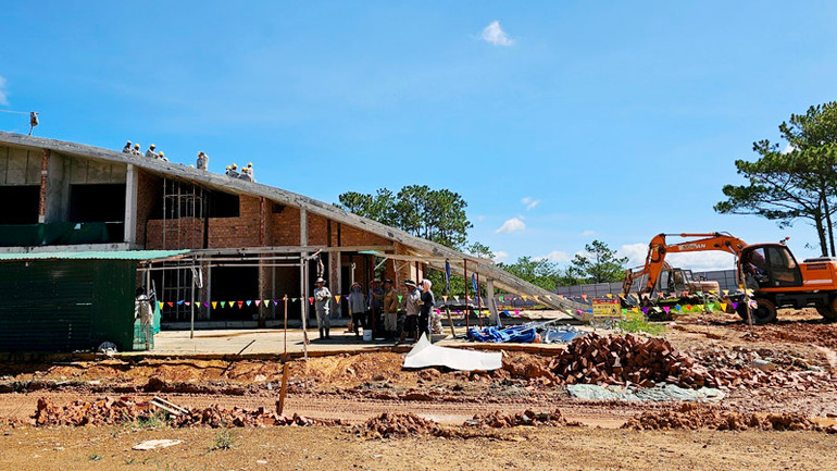 Phương tiện, nhân công được huy động đến hiện trường để thực hiện việc phá dỡ công trình vi phạm. Tuy nhiên, phía chủ đầu tư chưa lập phương án phá dỡ theo quy định.