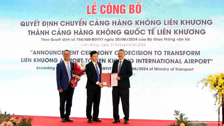 Lãnh đạo Bộ Giao thông vận tải trao quyết định chuyển Cảng hàng không Liên Khương thành Cảng hàng không quốc tế cho đại diện Tổng Công ty Cảng hàng không Việt Nam.