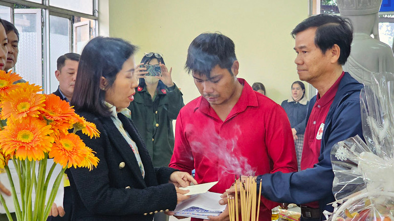 Khi nghe tin dữ, anh Vòng Duy Anh (quê ở Đồng Nai, đang làm thuê tại tỉnh Bình Thuận) đã tức tốc đón xe lên Đà Lạt.