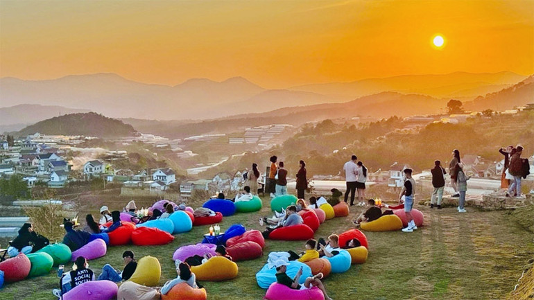 Du khách với khung cảnh Đà Lạt hoàng hôn.