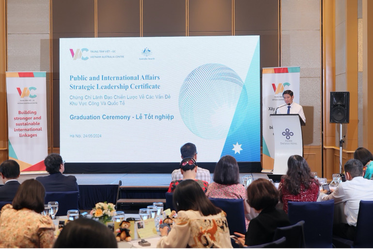 Tiến sĩ Nguyễn Dũng Anh, Phó Giám đốc Học viện Chính trị Khu vực III phát biểu tại Hội thảo tổng kết khóa học.