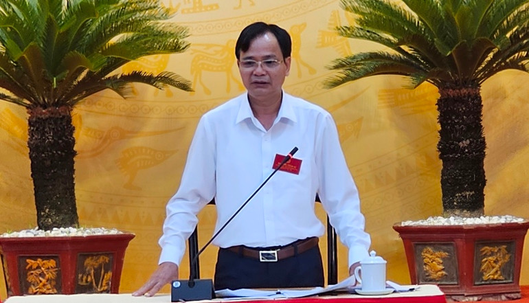 Lãnh đạo Sở Khoa học và Công nghệ Thanh Hóa giải trình tại phiên chất vấn.