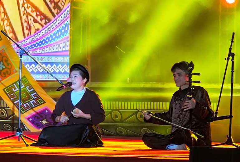 Nghệ nhân trình bày tiết mục hát xẩm tại liên hoan.