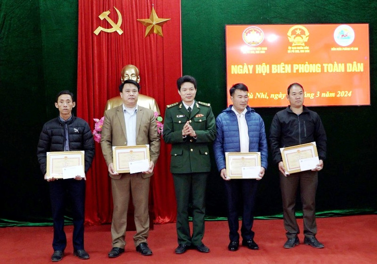Lãnh đạo Bộ đội Biên phòng tỉnh Thanh Hóa trao thưởng cho các tập thể, cá nhân.