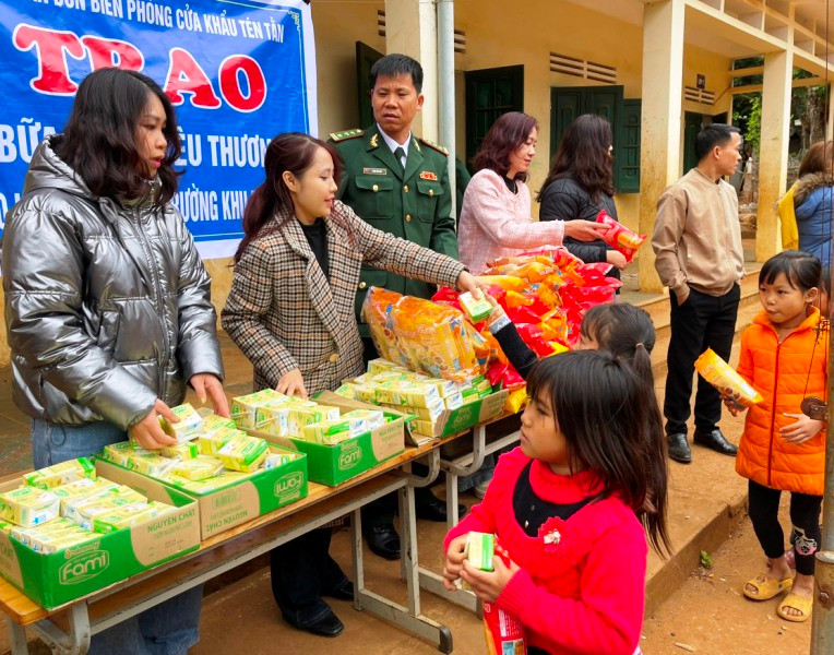 Bộ đội Biên phòng cùng nhà tài trợ phát khẩu phần ăn sáng cho trẻ em khu phố Đoàn Kết.