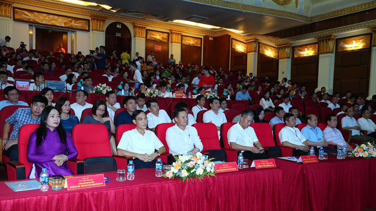 Các đại biểu, khán giả xem các nội dung thi.