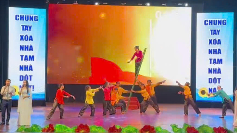 Giai điệu dân ca, dân vũ được kế thừa, truyền thông về công tác giảm nghèo.