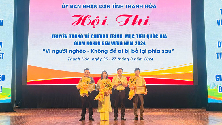 Ban tổ chức trao thưởng cho các đơn vị, cá nhân đoạt giải.