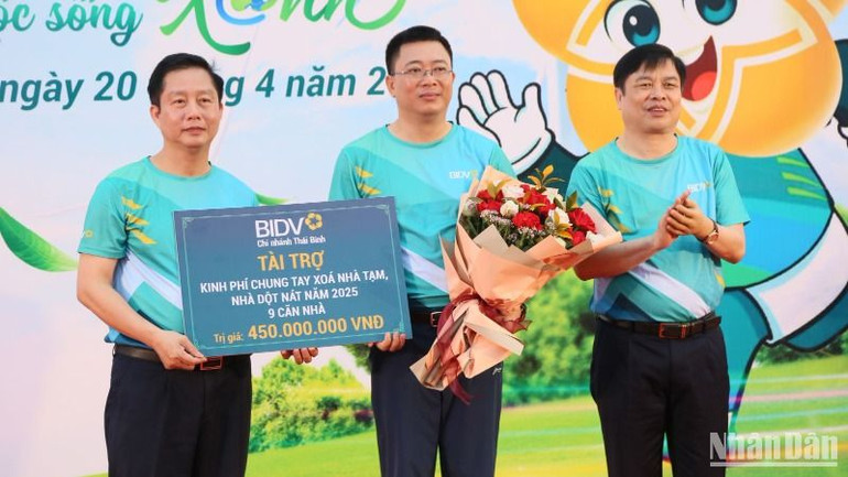 Các đồng chí lãnh đạo tỉnh nhận biểu trưng hỗ trợ kinh phí chung tay xóa nhà tạm, nhà dột nát trên địa bàn.