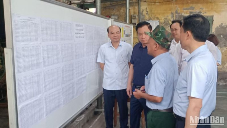 Đồng chí Nguyễn Khắc Thận, Bí thư Tỉnh ủy Thái Bình (thứ 2 từ trái sang) nghe Trưởng thôn Trung Lập báo cáo công tác chuẩn bị lấy ý kiến cử tri.