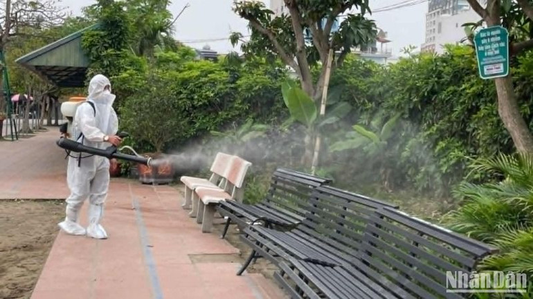 Phun thuốc khử trùng môi trường tại trường Trung học cơ sở Trần Phú (thành phố Thái Bình), nơi phát hiện chùm ca bệnh sởi liên quan đến 8 học sinh.