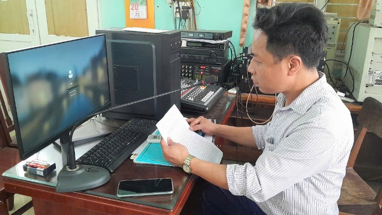 Cán bộ Trung tâm Văn hóa, Thể thao huyện Hưng Hà đọc phát thanh chủ trương sắp xếp đơn vị hành chính trên địa bàn. (Ảnh: NGUYỄN TUYẾT). Cán bộ Trung tâm Văn hóa, Thể thao huyện Hưng Hà đọc phát thanh chủ trương sắp xếp đơn vị hành chính trên địa bàn. (Ảnh: NGUYỄN TUYẾT).