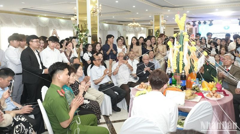 Trong Tết cổ truyền, không thể thiếu Lễ Sukhuan buộc chỉ cổ tay, và té nước.