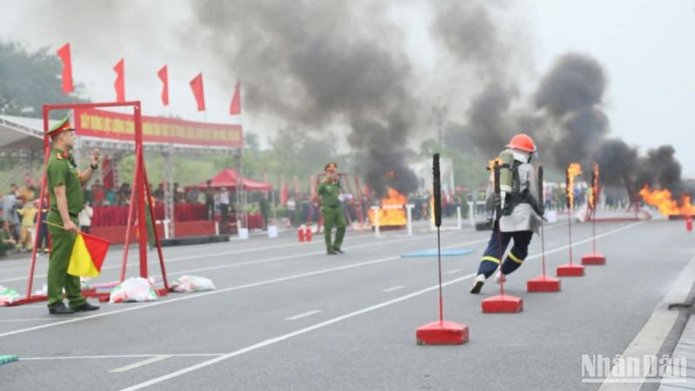 Các chiến sĩ chạy vượt chướng ngại vật. Các chiến sĩ chạy vượt chướng ngại vật.