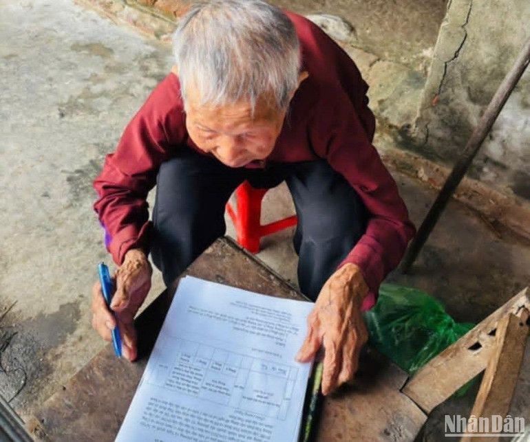 Cụ Trần Thị Là (98 tuổi) ở xã Tân Tiến (huyện Hưng Hà) ủng hộ chủ trương sắp xếp đơn vị hành chính cấp tỉnh, cấp xã hiện nay.