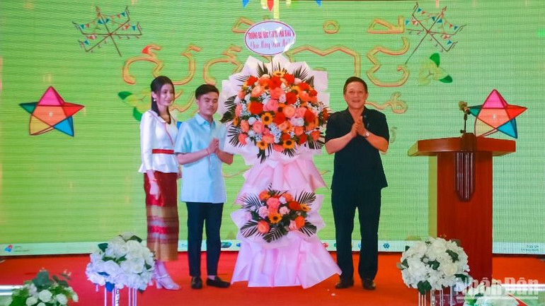 Lãnh đạo trường Đại học Y Dược Thái Bình tặng hoa chúc mừng lưu học sinh Lào và Campuchia nhân dịp Tết cổ truyền dân tộc của hai nước bạn.