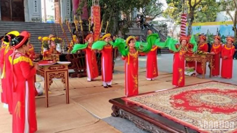 Về với Lễ hội Tiên La, du khách được tham dự các hoạt động văn hóa đặc sắc là hát ca trù và hát văn (kèm hầu bóng).