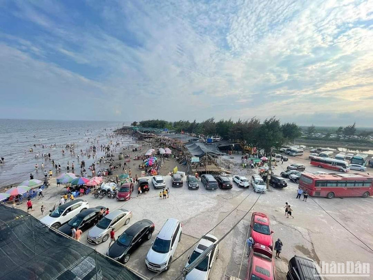 Cồn Vành, điểm đến quen thuộc của đông đảo du khách trong dịp hè.