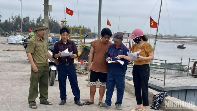 Tổ công tác tại xã Nam Thịnh (huyện Tiền Hải) gặp gỡ ngư dân ngay tại bến neo đậu tàu thuyền để lấy ý kiến.