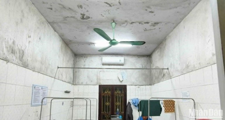 Các buồng bệnh tại Bệnh viện Da liễu Thái Bình bong tróc, thấp dột.