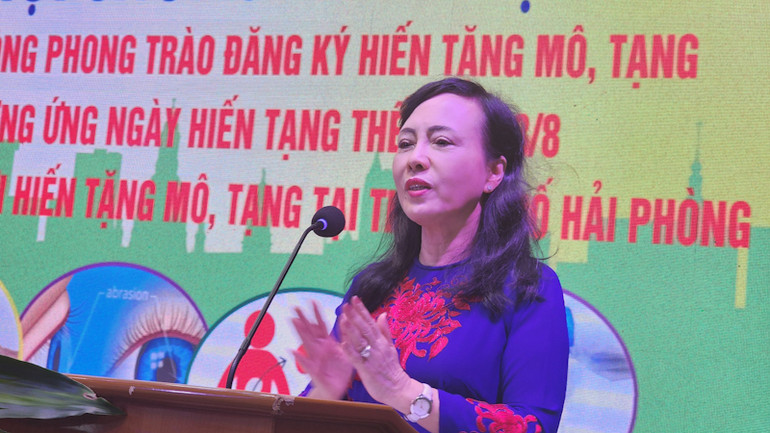 PGS,TS Nguyễn Thị Kim Tiến, Chủ tịch Hội Vận động hiến mô, tạng Việt Nam phát biểu ý kiến.