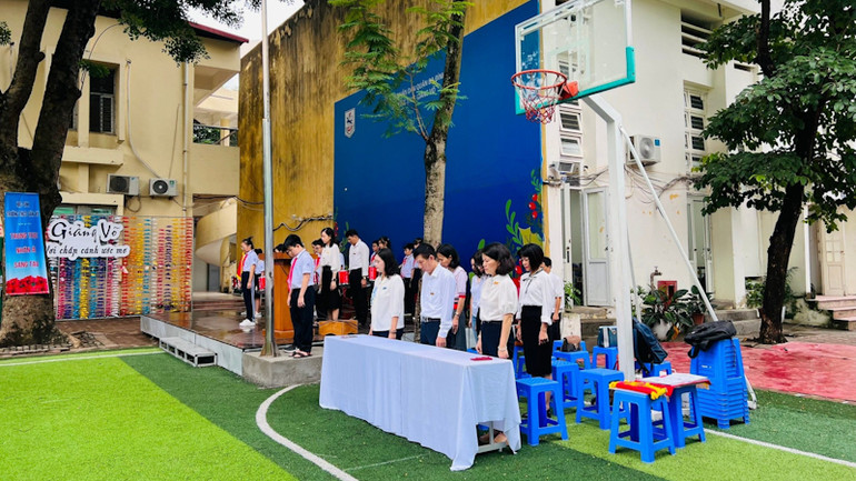Cán bộ, giáo viên và học sinh Trường trung học cơ sở Giảng Võ tưởng niệm các nạn nhân.