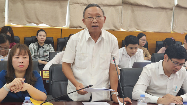 Đại biểu phát biểu tham luận.