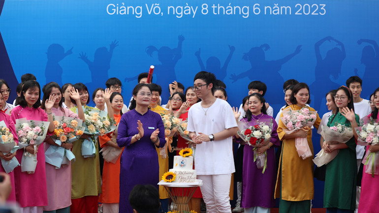 Học sinh tri ân các thầy, cô giáo. Học sinh tri ân các thầy, cô giáo.