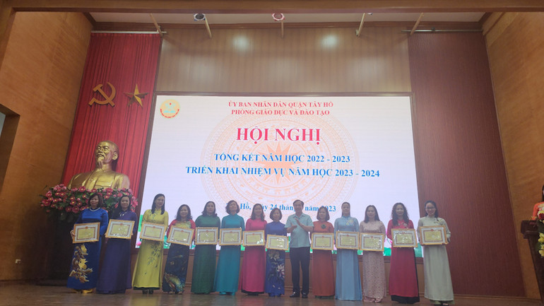 Trao tặng danh hiệu Lao động tiên tiến năm học 2022-2023 cho các tập thể