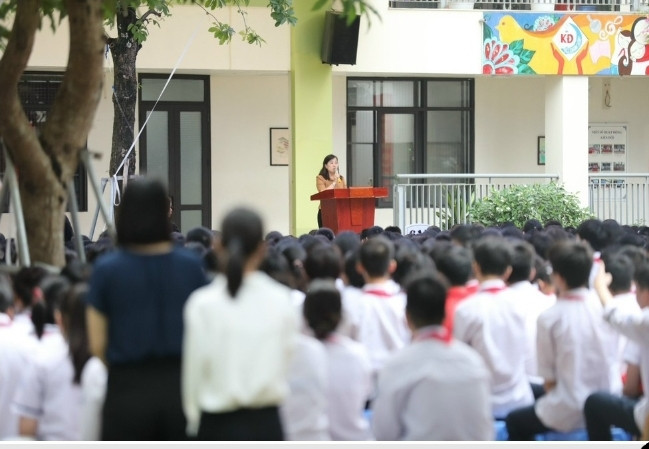 Cán bộ, giáo viên và học sinh Trường trung học cơ sở Khương Đình tưởng niệm nạn nhân vụ cháy.