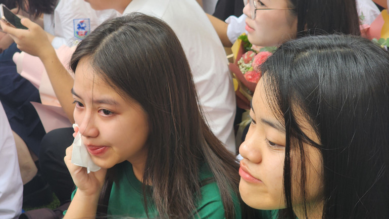 Những giọt nước mắt vui buồn trong ngày chia tay. Những giọt nước mắt vui buồn trong ngày chia tay.