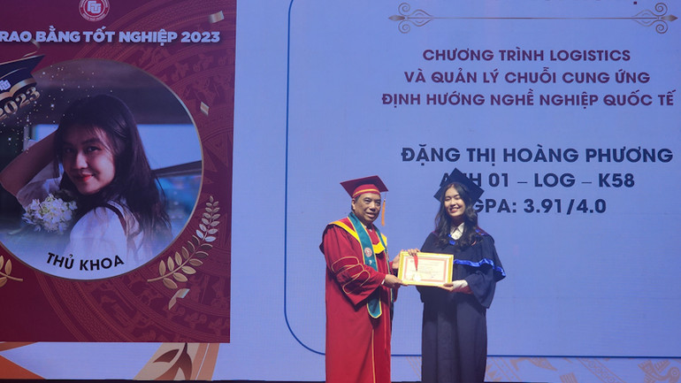 PGS,TS Bùi Anh Tuấn, Hiệu trưởng Trường đại học Ngoại thương trao giấy khen và huy hiệu cho thủ khoa tốt nghiệp.