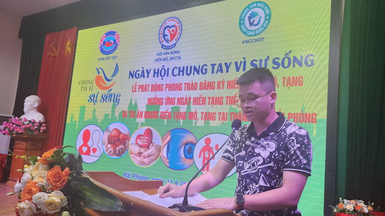 Đại diện gia đình được ghép thận phát biểu cảm ơn.