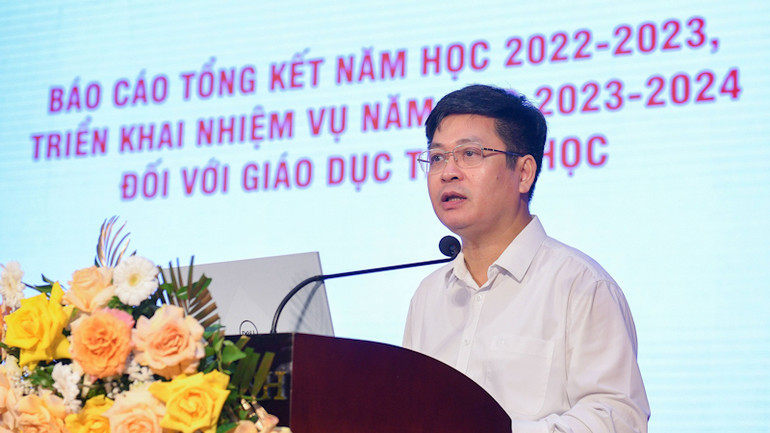 Vụ trưởng Vụ Giáo dục Trung học Nguyễn Xuân Thành báo cáo tại hội nghị