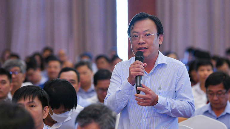 Phó Giám đốc Sở Giáo dục và Đào tạo tỉnh An Giang Trần Tuấn Khanh trao đổi tại hội nghị