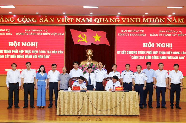 Đại diện Tỉnh ủy Thanh Hóa và Cảnh sát biển Việt Nam ký kết chương trình phối hợp công tác.