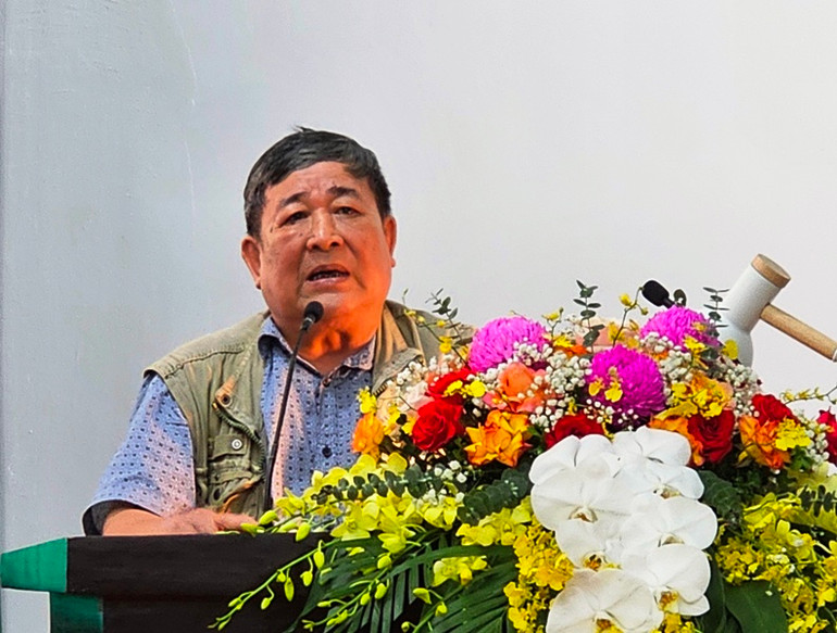 Nhà nghiên cứu Phạm Tấn trình bày tham luận tại hội thảo. Nhà nghiên cứu Phạm Tấn trình bày tham luận tại hội thảo.