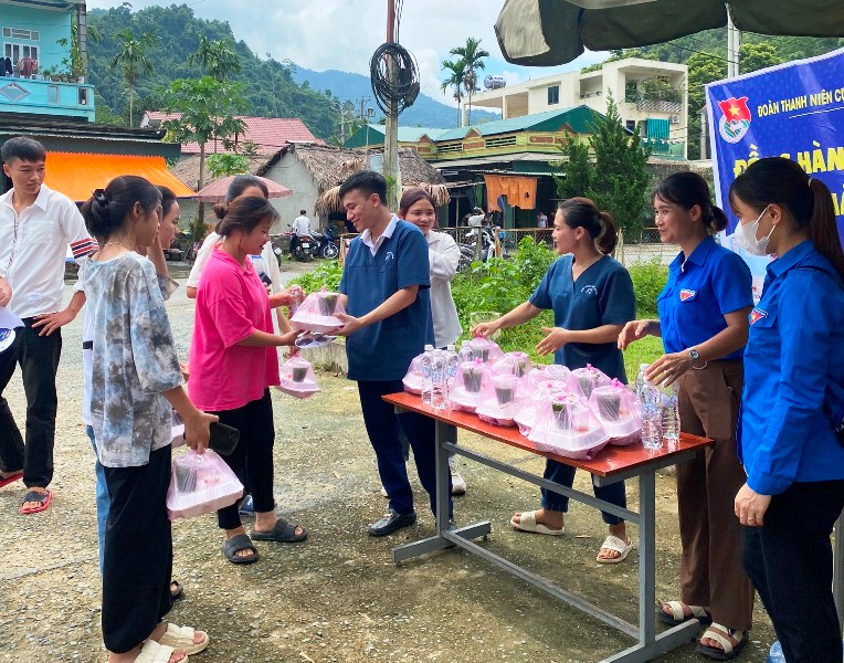 Nhà hảo tâm cùng thanh niên tình nguyện cấp phát khẩu phần ăn miễn phí cho thí sinh ở huyện miền núi Thường Xuân.