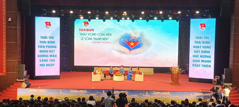 Tại buổi đối thoại đã diễn ra Tọa đàm "Khát vọng cống hiến, lẽ sống thanh niên".