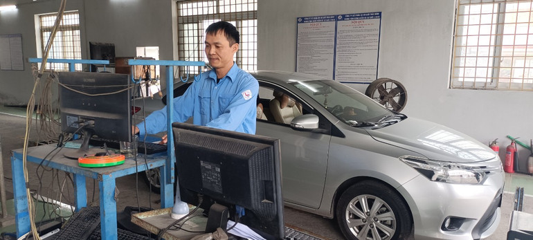 Các dây chuyền kiểm định xe cơ giới tại đây đã hoạt động hết công suất.