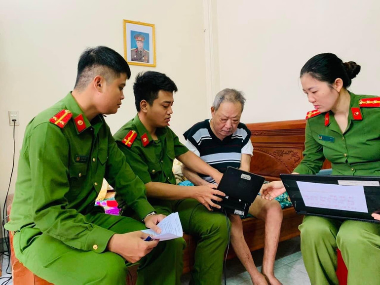 Công an tỉnh Thái Bình triển khai làm căn cước công dân gắn chíp tại nhà cho người già yếu trên địa bàn.