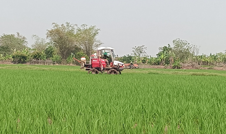 Máy phun thuốc kết hợp rắc phân được anh Phạm Hồng Sơn, trú tại xã Quỳnh Thọ (huyện Quỳnh Phụ, tỉnh Thái Bình) đầu tư để triển khai sản xuất lúa Nhật Bản trên quy mô gần 27ha ruộng đất tích tụ.