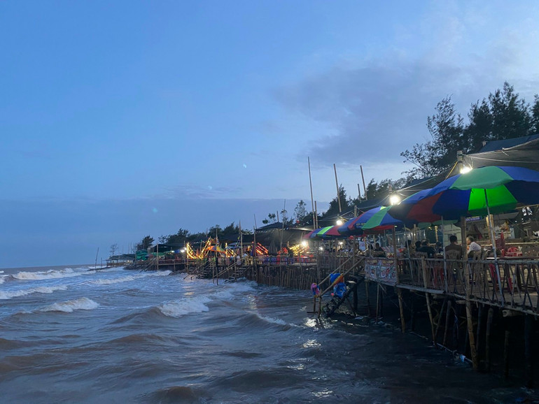 Bãi biển cồn Vành (xã Nam Phú, huyện Tiền Hải) có rất nhiều tiềm năng để phát triển du lịch biển, du lịch nghỉ dưỡng, nhưng cơ sở vật chất và dịch vụ tại đây còn nghèo nàn, đơn điệu. Bãi biển cồn Vành (xã Nam Phú, huyện Tiền Hải) có rất nhiều tiềm năng để phát triển du lịch biển, du lịch nghỉ dưỡng, nhưng cơ sở vật chất và dịch vụ tại đây còn nghèo nàn, đơn điệu.