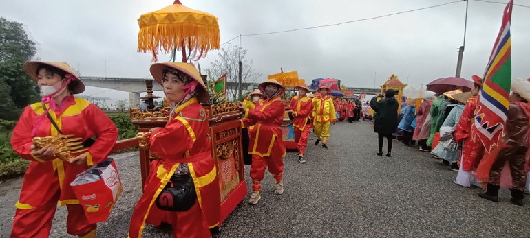 Tục rước nước trong lễ hội đền Trần tỉnh Thái Bình. Tục rước nước trong lễ hội đền Trần tỉnh Thái Bình.