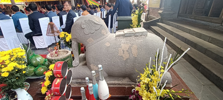 Năm 1928, nhân dân tạc tượng voi đá phụng thờ trong đền A Sào.