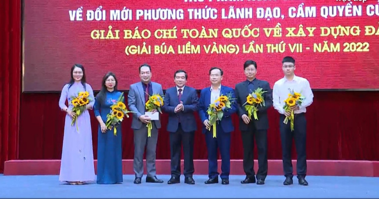 Tỉnh ủy Thái Bình khen thưởng nhóm tác giả đoạt giải "Tác phẩm xuất sắc" về đổi mới phương thức lãnh đạo, cầm quyền của Đảng tại giải báo chí toàn quốc về Xây dựng Đảng (Giải Búa liềm vàng) lần thứ VII - năm 2022.