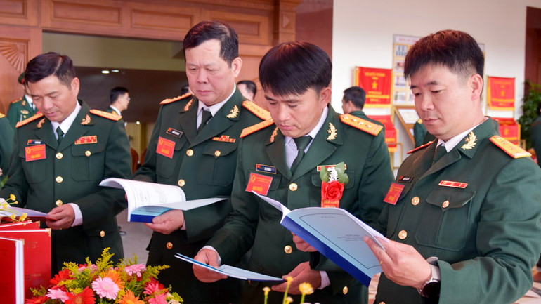 Các đại biểu tham quan không gian trưng bày các ấn phẩm trong phong trào thi đua quyết thắng tại Học viện Lục quân.