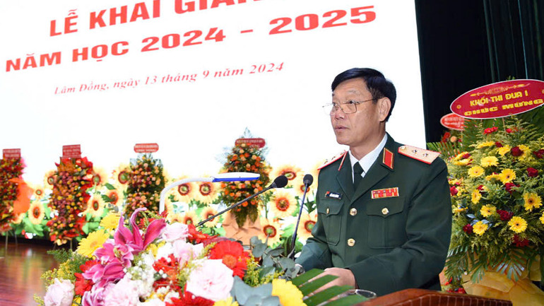Trung tướng Đỗ Minh Xương, Giám đốc Học viện Lục quân phát biểu ý kiến tại Lễ khai giảng.